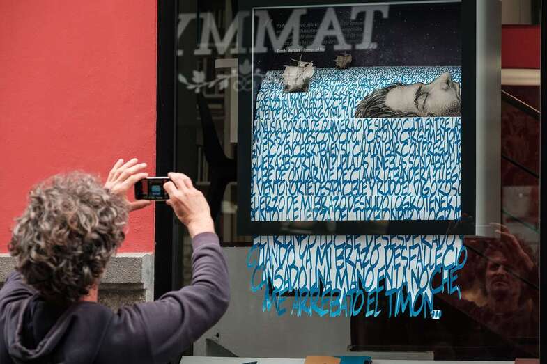 El escaparate de La LibreriÌa del Cabildo exhibe obras artiÌsticas dedicadas a TomaÌs Morales / TA